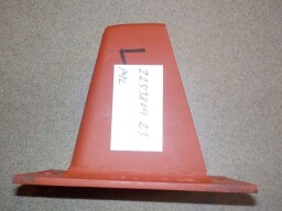 Levý držák předního světlometu