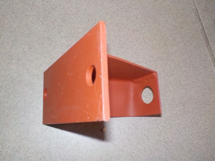 Levý držák předního světlometu