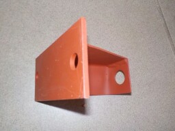 Levý držák předního světlometu