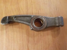 Vahadlo výfukového ventilu s pouzdrem