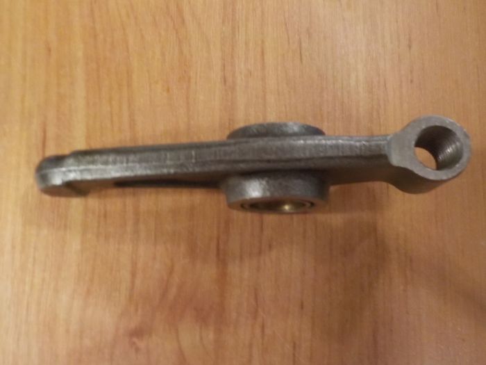 Vahadlo výfukového ventilu s pouzdrem