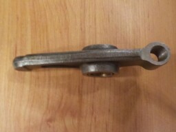 Vahadlo výfukového ventilu s pouzdrem