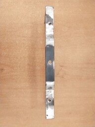 Držák krytu baterie