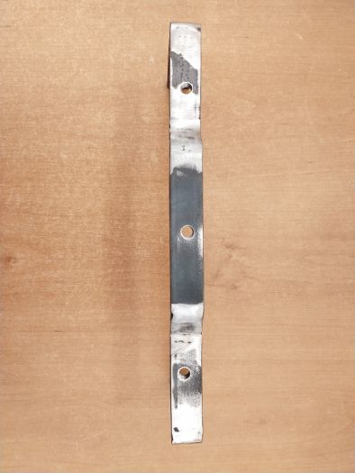 Držák krytu baterie