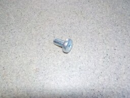 Šroub M5x10 ke klínku poloosy