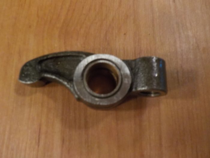 Vahadlo sacího ventilu s pouzdrem