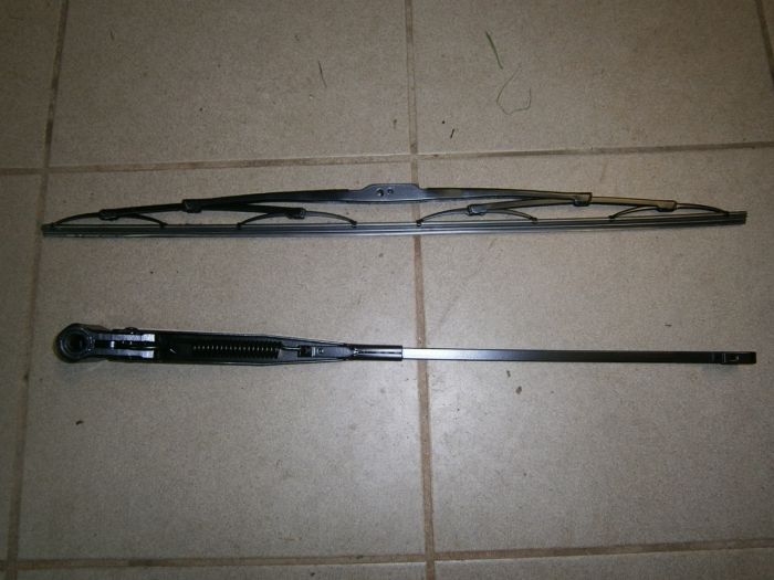 Stěrač s raménkem přední 