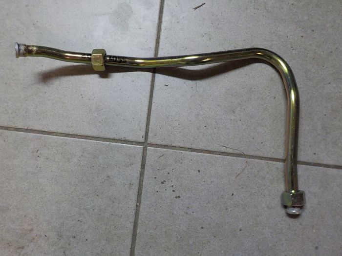 Trubka od hlavy kompresoru k plniči