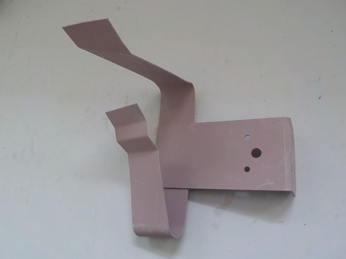 Levý držák světla a značky na blatník