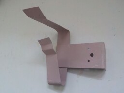 Levý držák světla a značky na blatník