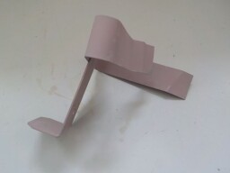 Levý držák světla a značky na blatník