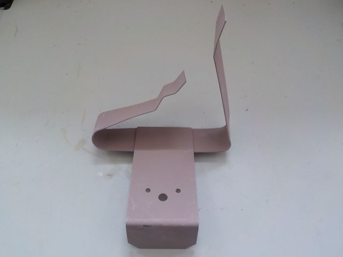 Levý držák světla a značky na blatník