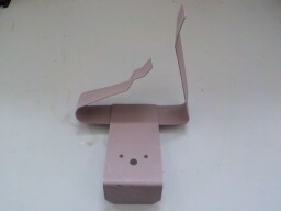 Levý držák světla a značky na blatník