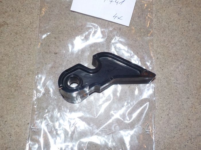 Západka zadního okna kabiny