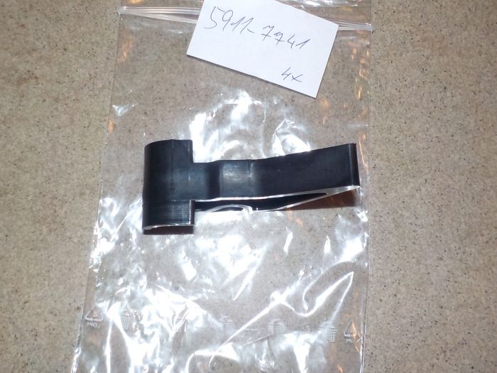 Západka zadního okna kabiny