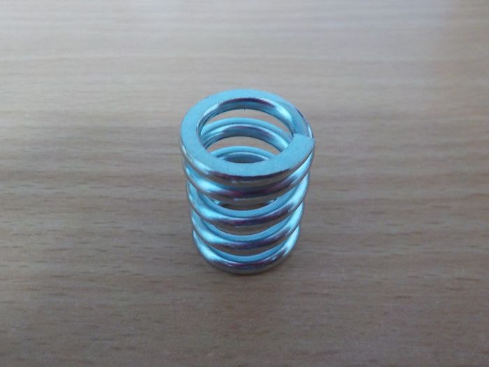 Pružina pod nádrž a chladič