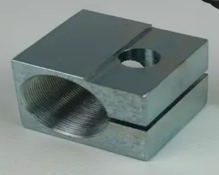 Objímka spojovací tyče