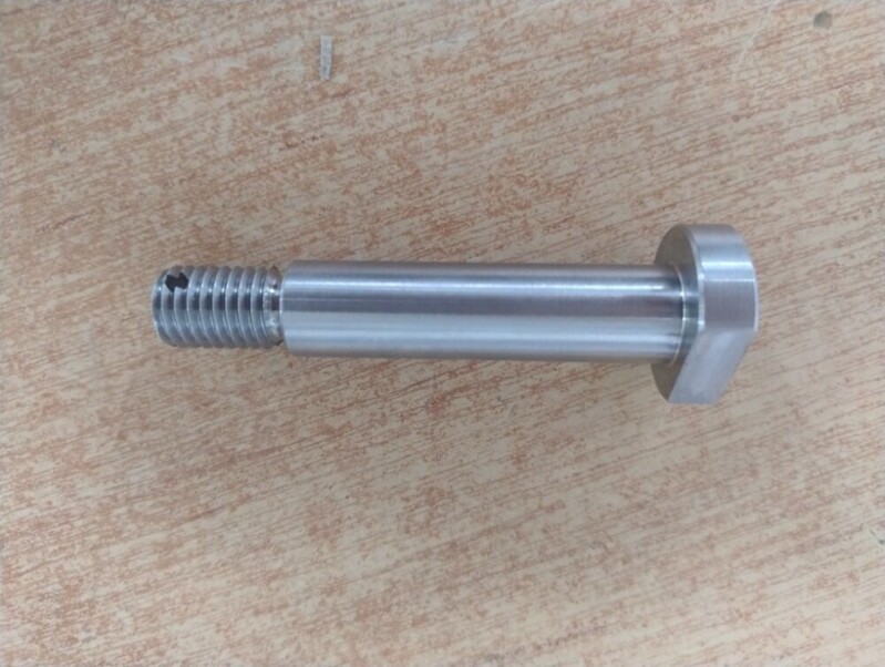 Stahovací šroub úhlové páky řízení