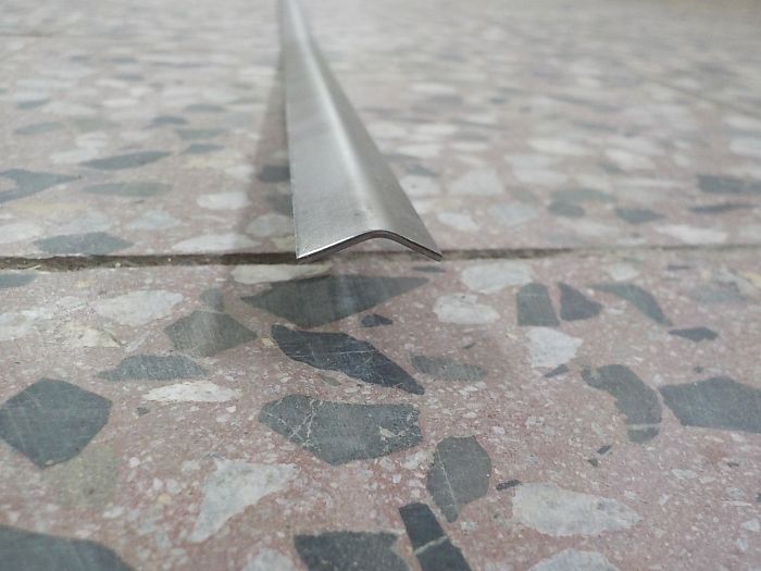 Plechový pásek oken dveří metráž 1 m