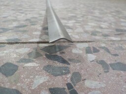 Plechový pásek oken dveří metráž 1 m