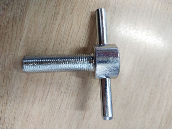 Šroub třmene nádoby čističe