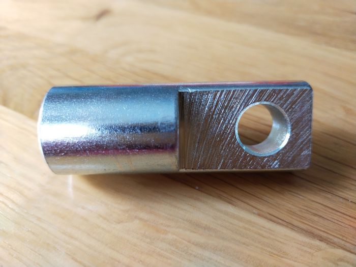 Hlavice táhla spojky s levým závitem