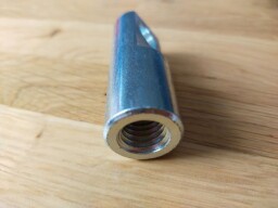 Hlavice táhla spojky s levým závitem