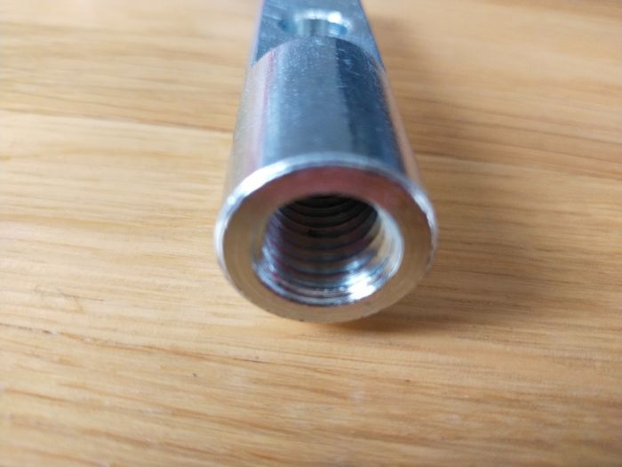 Hlavice táhla spojky s pravým závitem