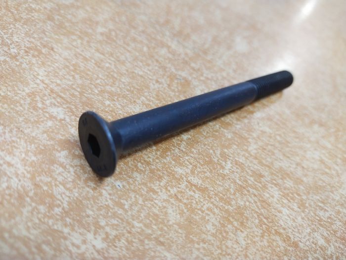 Šroub krytu hlavy motoru