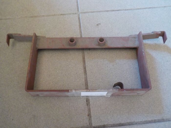 Držák zadní kapoty