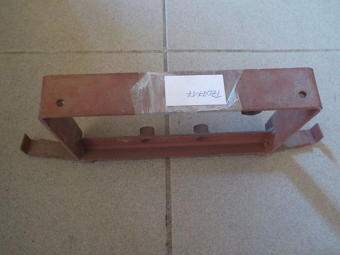 Držák zadní kapoty