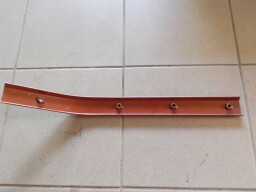 Výztuha vložky levého blatníku - hnací náprava