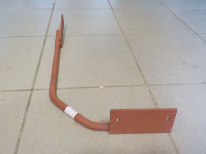 Spodní pravá vzpěra předního blatníku