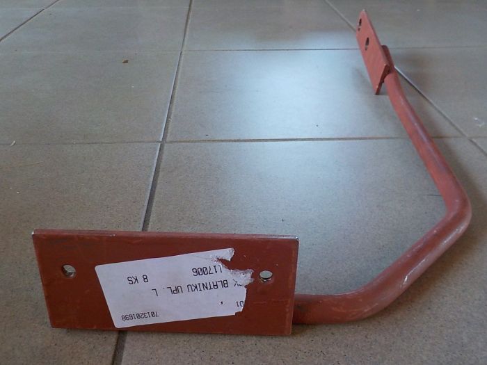 Spodní levá vzpěra předního blatníku