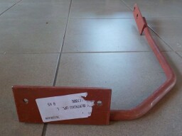 Spodní levá vzpěra předního blatníku