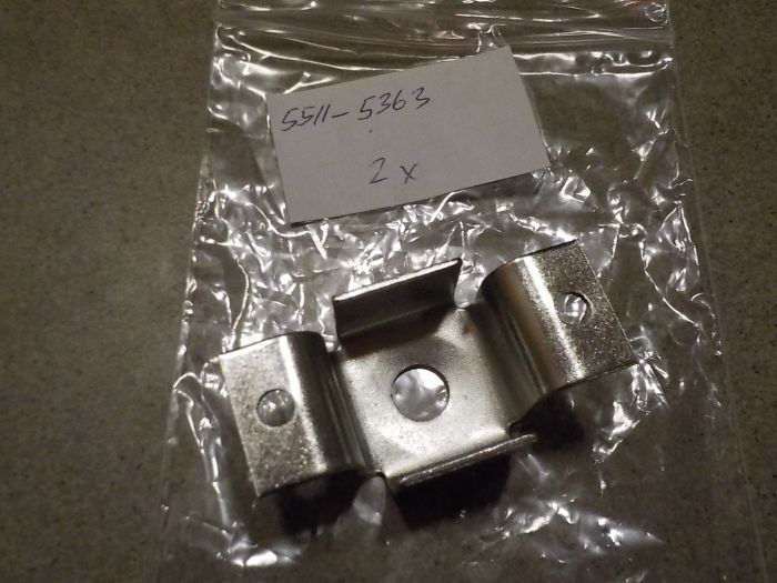 Držák lůžka čepu kapoty