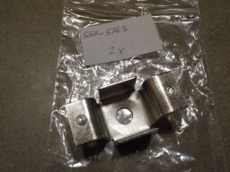 Držák lůžka čepu kapoty