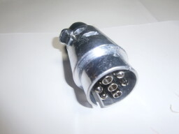 Zástrčka 7. pólová kovová