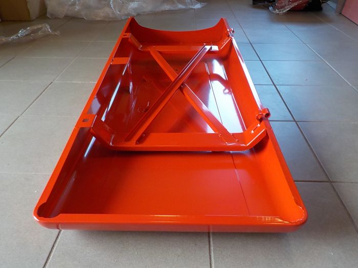 Kapota motoru Z6211-7245 komaxit červená