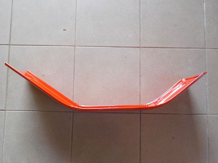 Přední blatník plechový levý, pravý komaxit červená