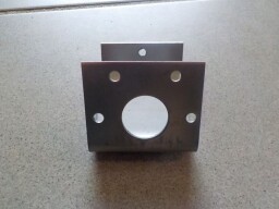 Konzola pro držák lůžka čepu kapoty