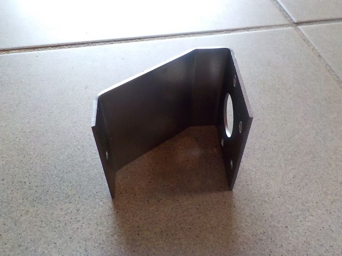 Konzola pro držák lůžka čepu kapoty