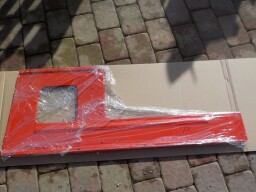 Bočnice přední pravá Z4611-6911 komaxit červená