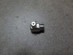 Maznička M6x1 napichovací 90 stupňů