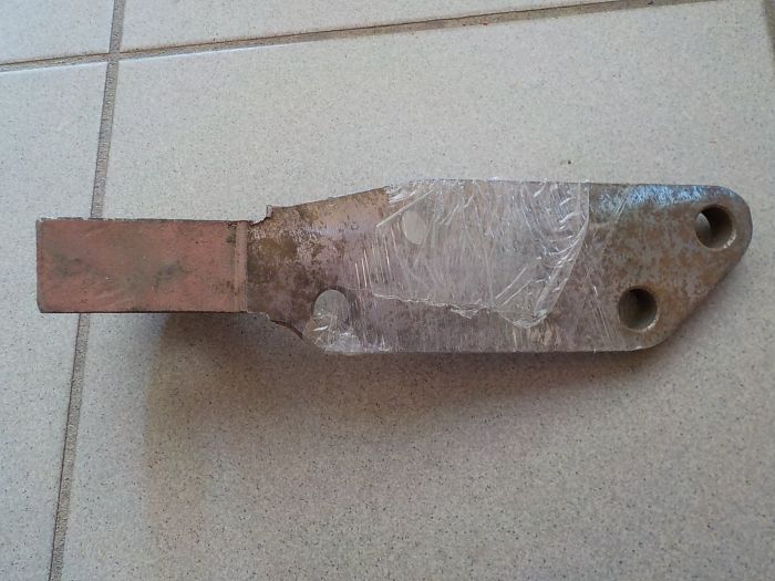 Konzola spodního táhla hydrauliky - levá