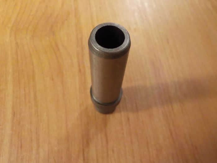 Vedení (vodítko) sacího i výfukového ventilu 