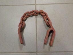 Spojovací člen ramen hydrauliky a agroháku