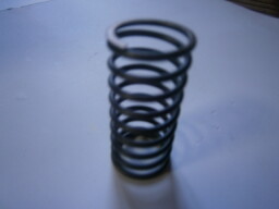 Pružina pístu dopravního čerpadla