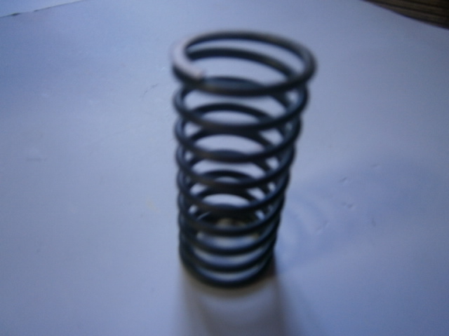 Pružina pístu dopravního čerpadla