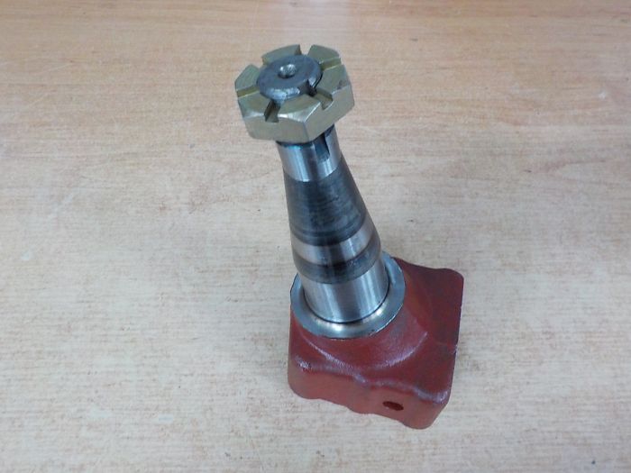 Otočný čep přední nápravy 6-děrový 